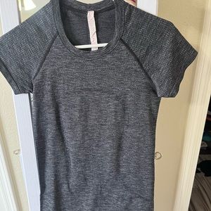 Lululemon tee size 4